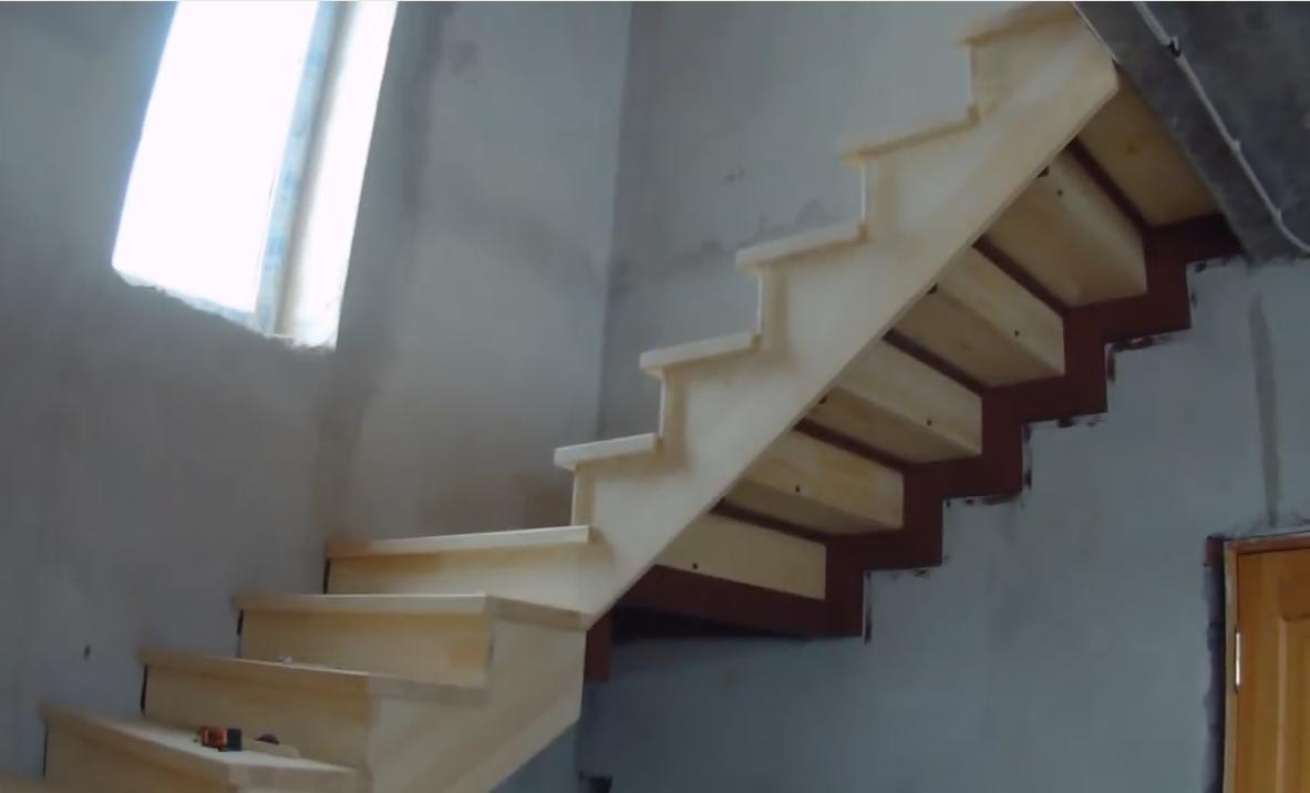 Два способа отделки лестницы: обшивка планкой или сборка на замок.  Преимущества и минусы обоих способов.